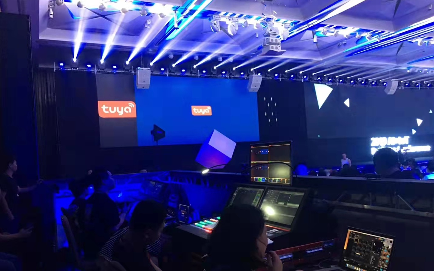 深圳會議租LDE屏還是租投影機